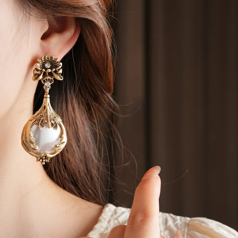 Vintage Light Luxury Inlaid Rhinestone Jewelry Sets for Women Flower Pendant Pearl Earrings High-end Retro Bride Necklace Suit