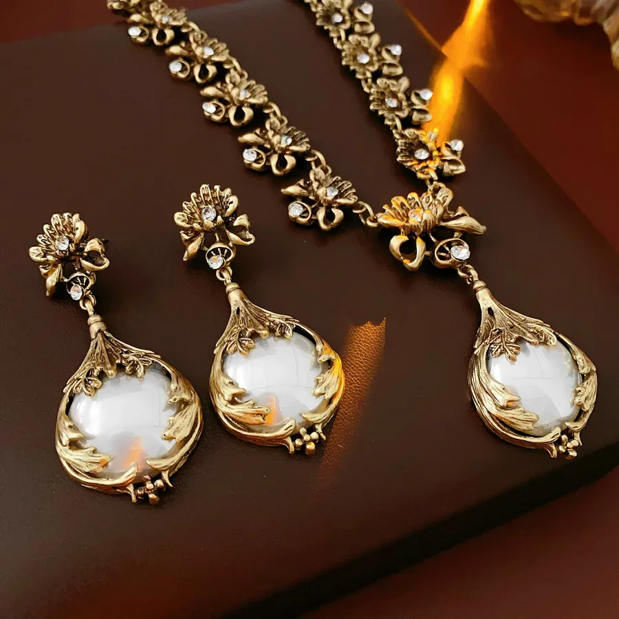 Vintage Light Luxury Inlaid Rhinestone Jewelry Sets for Women Flower Pendant Pearl Earrings High-end Retro Bride Necklace Suit