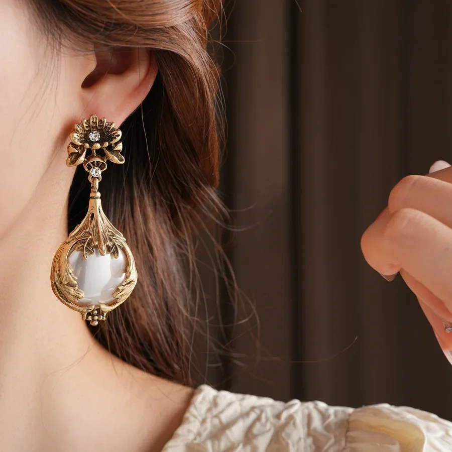 Vintage Light Luxury Inlaid Rhinestone Jewelry Sets for Women Flower Pendant Pearl Earrings High-end Retro Bride Necklace Suit