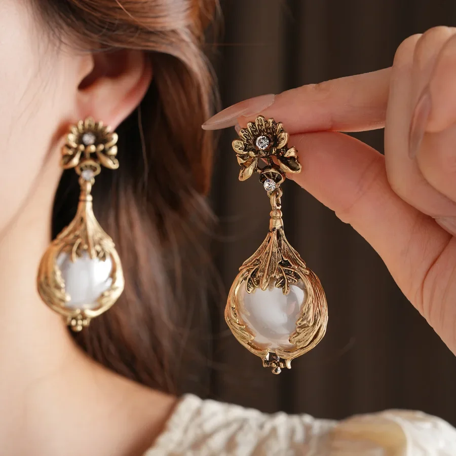 Vintage Light Luxury Inlaid Rhinestone Jewelry Sets for Women Flower Pendant Pearl Earrings High-end Retro Bride Necklace Suit