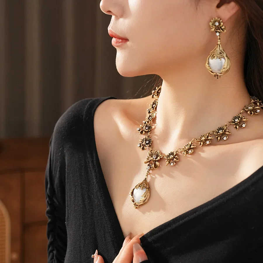 Vintage Light Luxury Inlaid Rhinestone Jewelry Sets for Women Flower Pendant Pearl Earrings High-end Retro Bride Necklace Suit