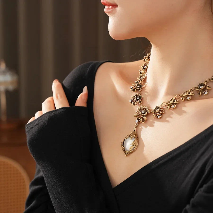 Vintage Light Luxury Inlaid Rhinestone Jewelry Sets for Women Flower Pendant Pearl Earrings High-end Retro Bride Necklace Suit