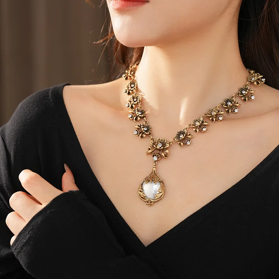Vintage Light Luxury Inlaid Rhinestone Jewelry Sets for Women Flower Pendant Pearl Earrings High-end Retro Bride Necklace Suit