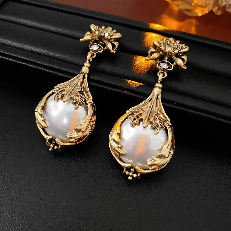 Vintage Light Luxury Inlaid Rhinestone Jewelry Sets for Women Flower Pendant Pearl Earrings High-end Retro Bride Necklace Suit