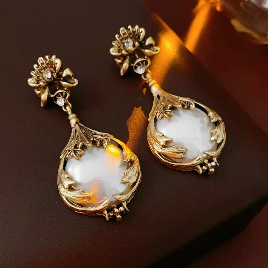 Vintage Light Luxury Inlaid Rhinestone Jewelry Sets for Women Flower Pendant Pearl Earrings High-end Retro Bride Necklace Suit