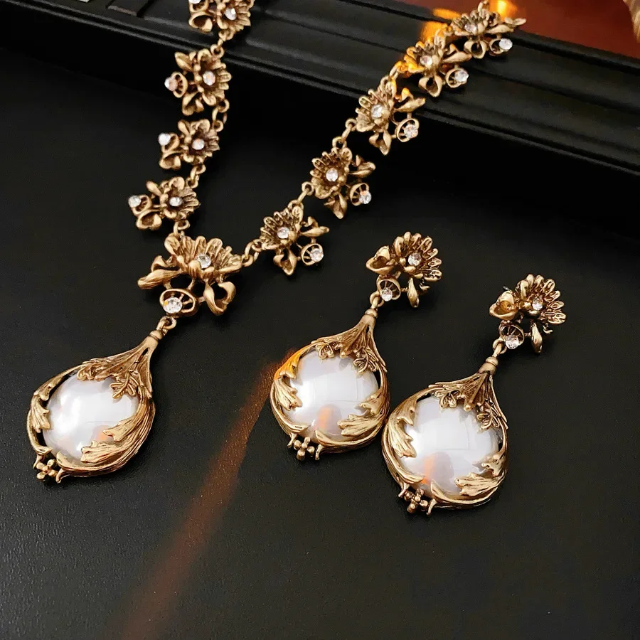 Vintage Light Luxury Inlaid Rhinestone Jewelry Sets for Women Flower Pendant Pearl Earrings High-end Retro Bride Necklace Suit