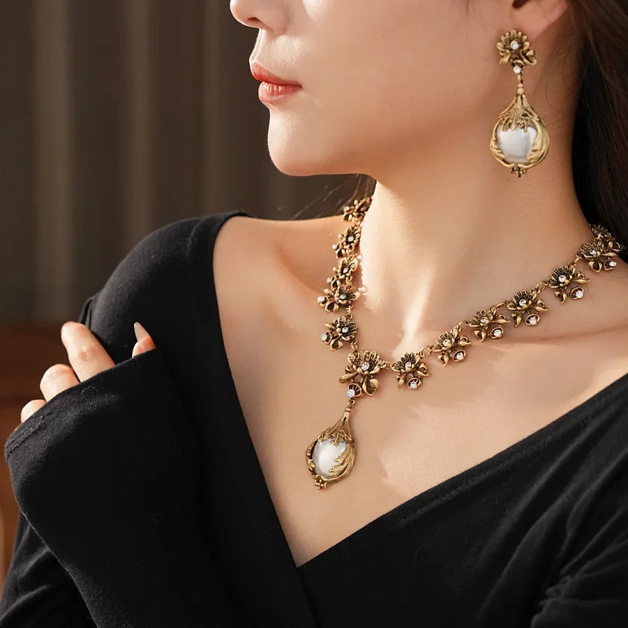 Vintage Light Luxury Inlaid Rhinestone Jewelry Sets for Women Flower Pendant Pearl Earrings High-end Retro Bride Necklace Suit
