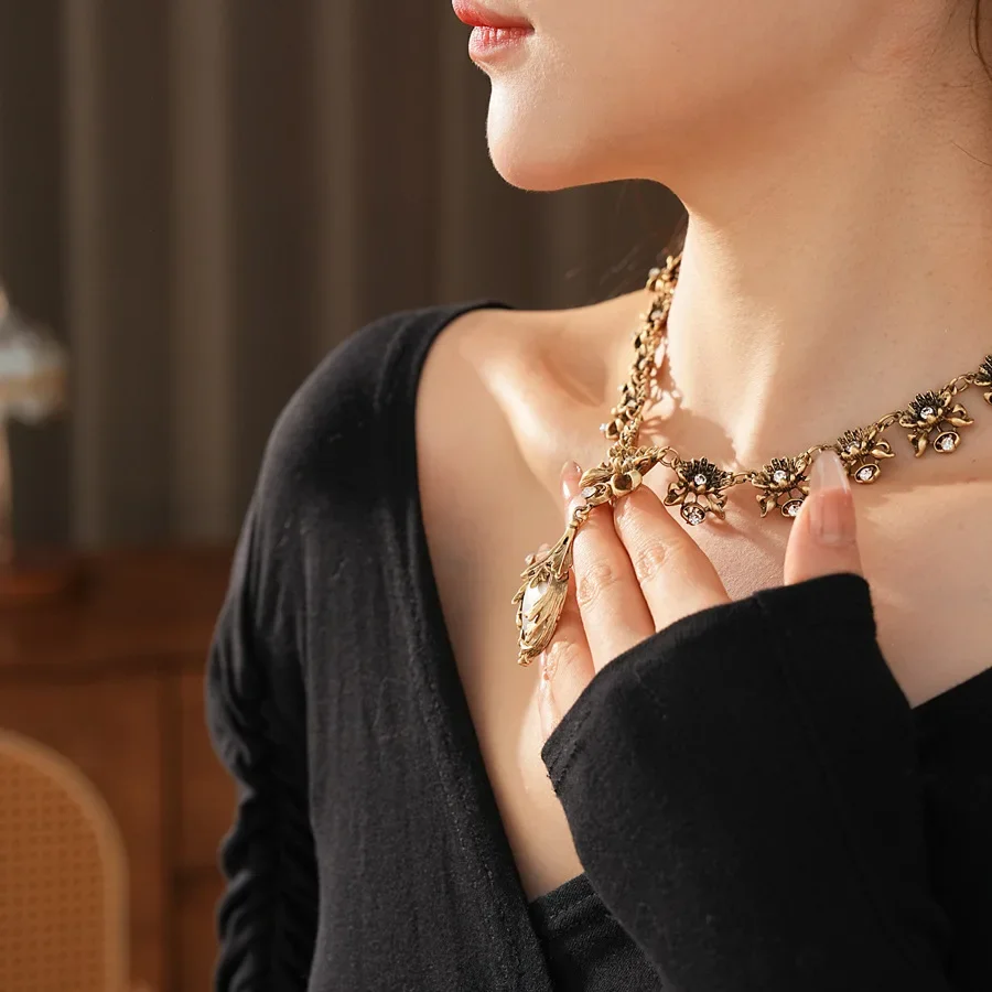 Vintage Light Luxury Inlaid Rhinestone Jewelry Sets for Women Flower Pendant Pearl Earrings High-end Retro Bride Necklace Suit