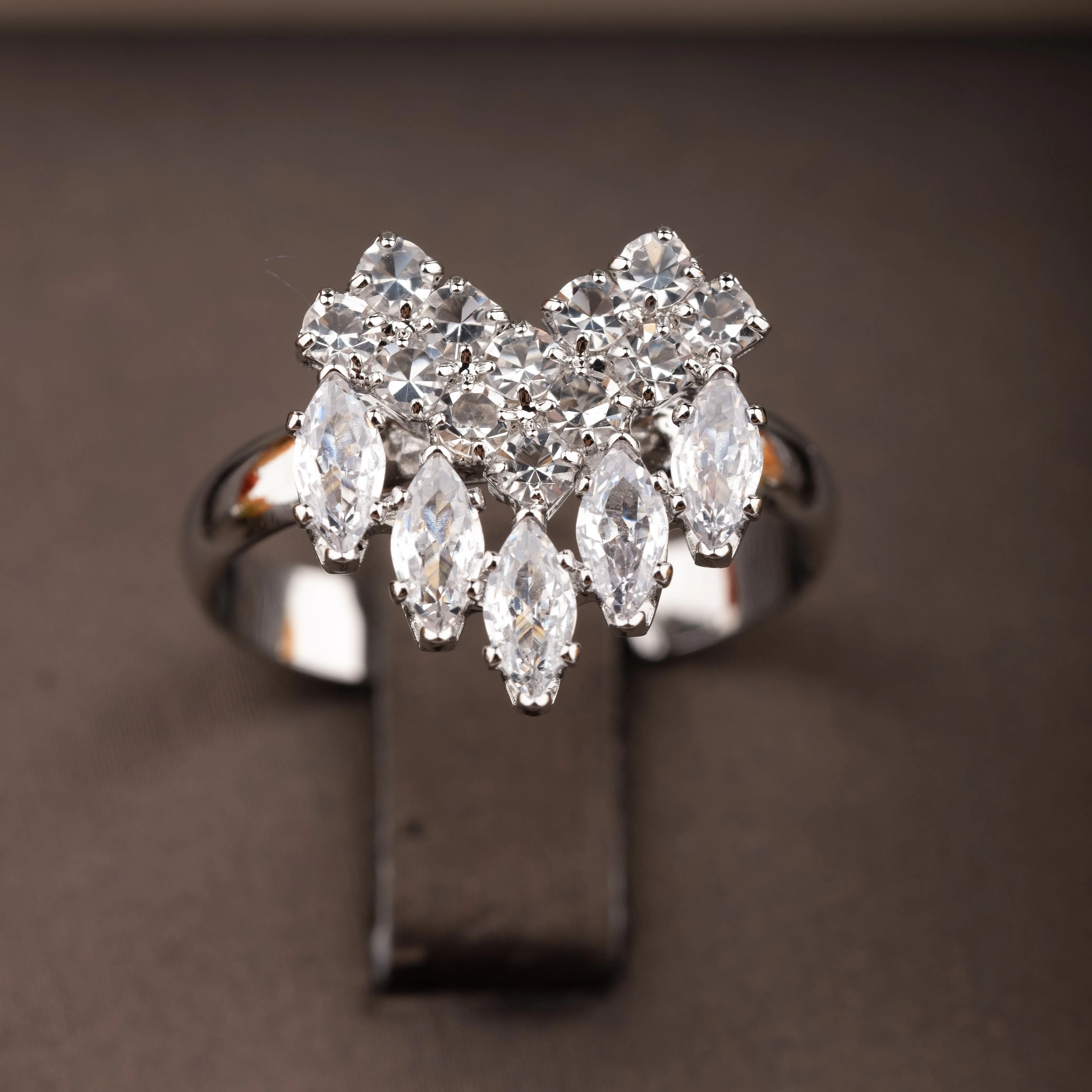 1 Set of Elegant Arabic-Style Cubic Zirconia Leaf-Shaped Jewelry Set Suitable for Women to Wear at Weddings, Banquets, and Parties. Gift Box Not Included